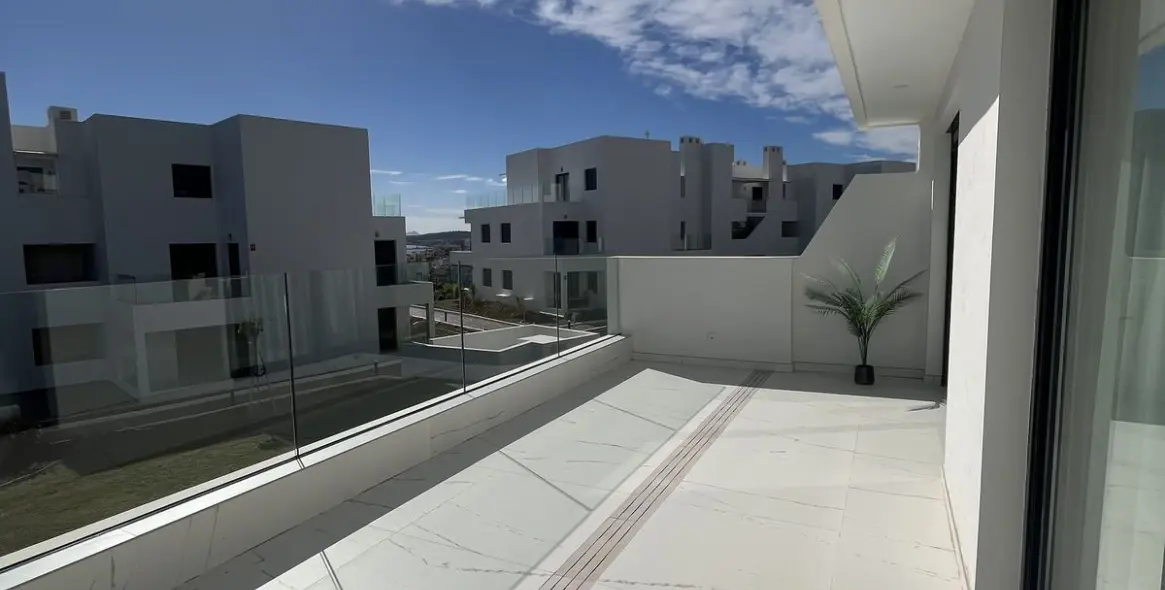 Sale of middle floor apartment in Casares 3