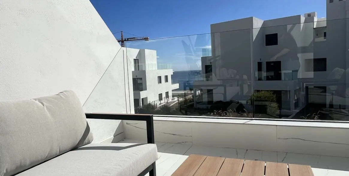 Sale of middle floor apartment in Casares 8