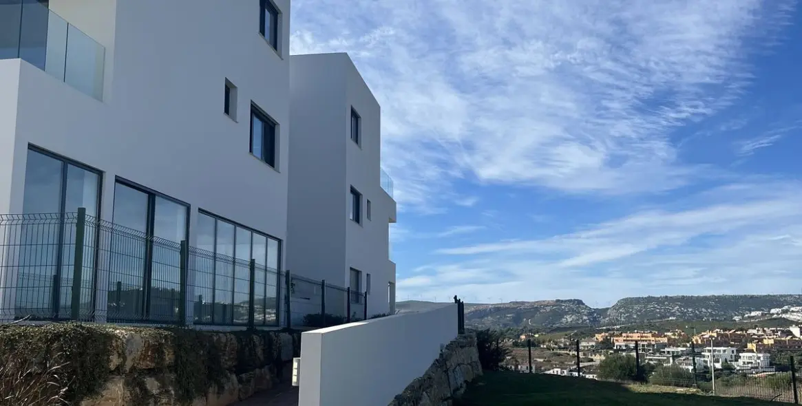 Sale of middle floor apartment in Casares 9