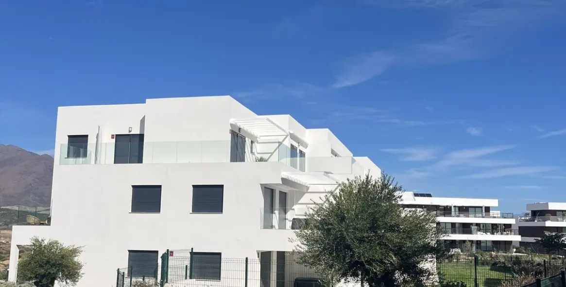 Sale of middle floor apartment in Casares 10