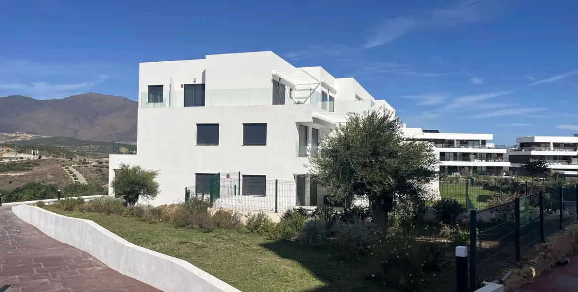 Sale of middle floor apartment in Casares 11