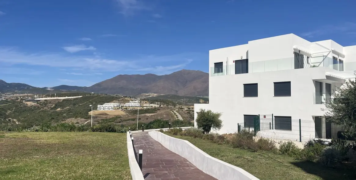 Sale of middle floor apartment in Casares 12