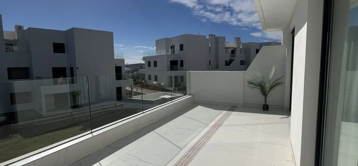 Sale of middle floor apartment in Casares 2