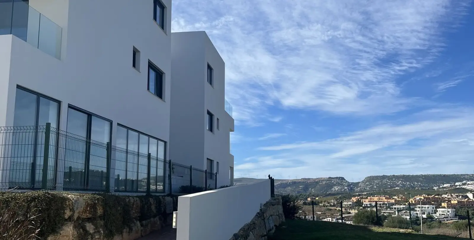 Sale of middle floor apartment in Casares 9
