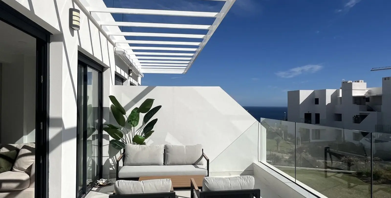 Sale of middle floor apartment in Casares 22