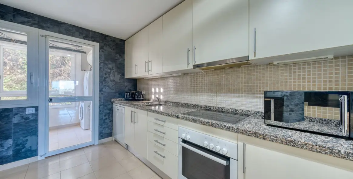 Sale of middle floor apartment in La Quinta 12