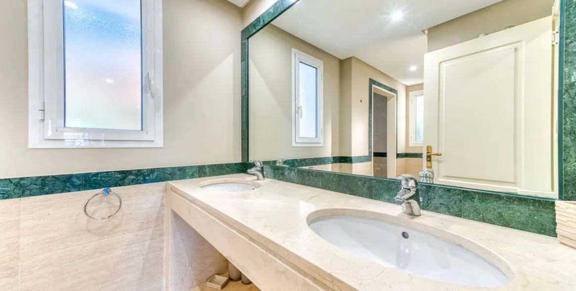 Sale of middle floor apartment in La Quinta 20