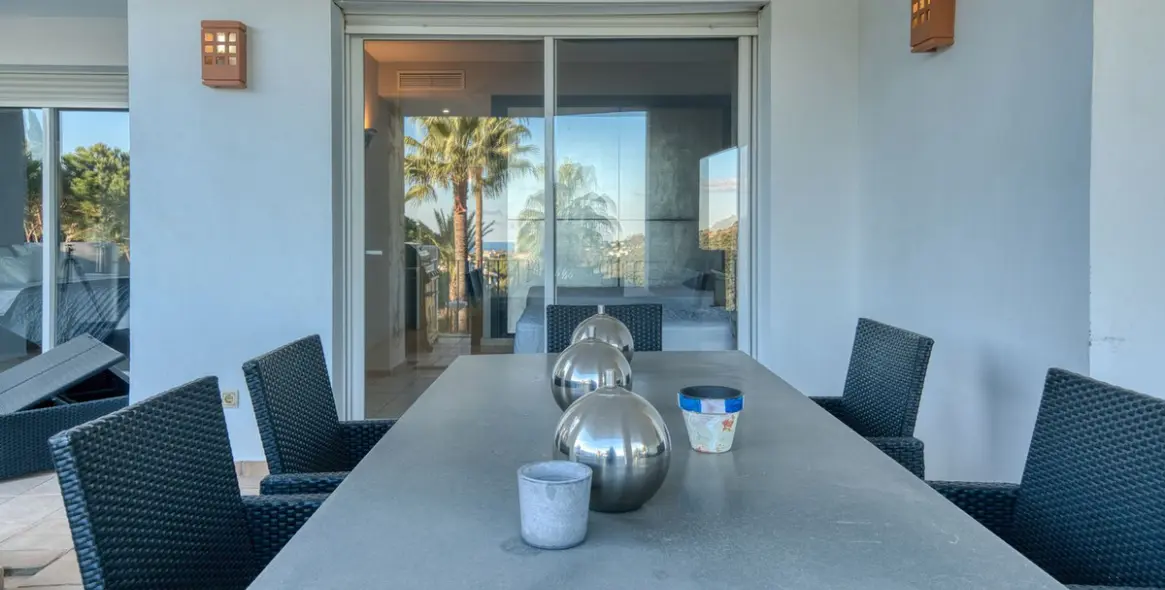 Venta de apartamento en planta media en La Quinta 23