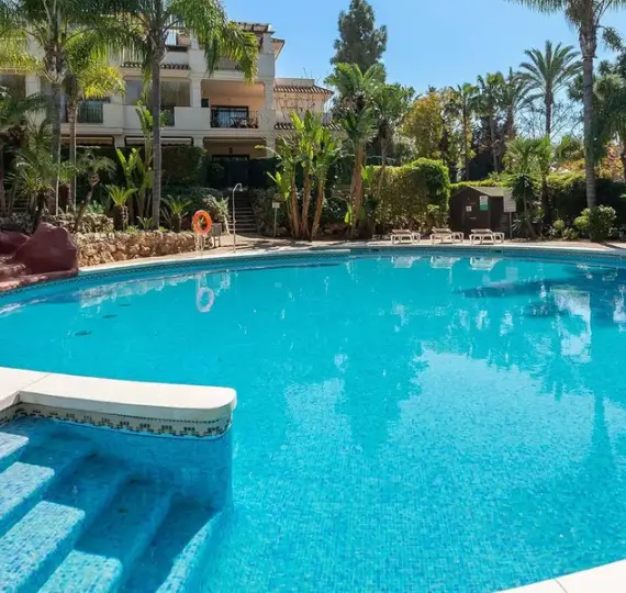 Продажа апартаментов на первом этаже в Nueva Andalucía