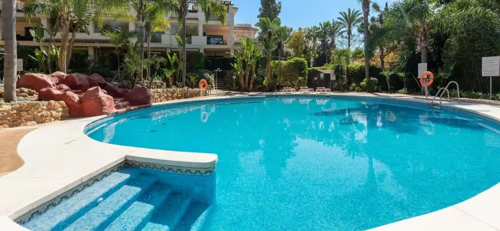 Продажа апартаментов на первом этаже в Nueva Andalucía 0