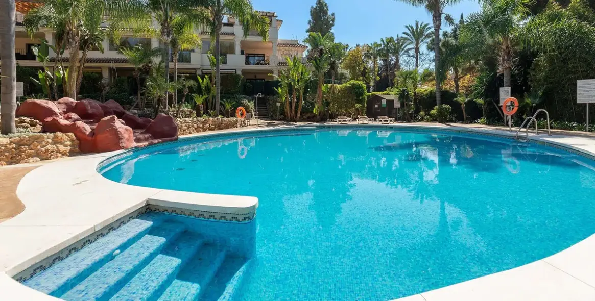 Продажа апартаментов на первом этаже в Nueva Andalucía 2