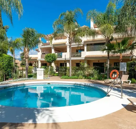 Продажа апартаментов на первом этаже в Nueva Andalucía