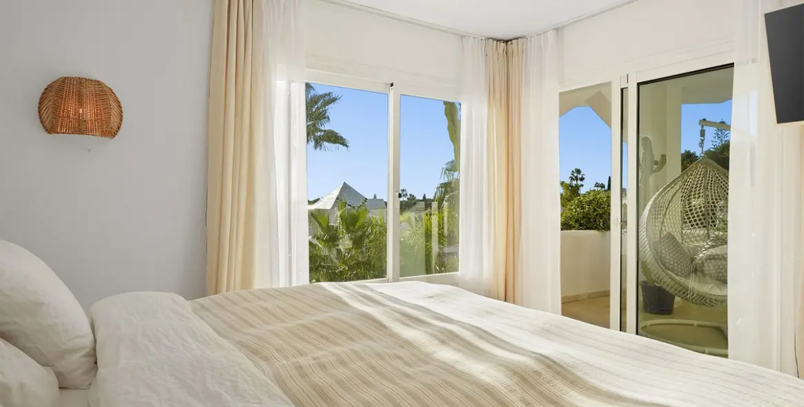 Sale of penthouse duplex in Reserva de Marbella 12