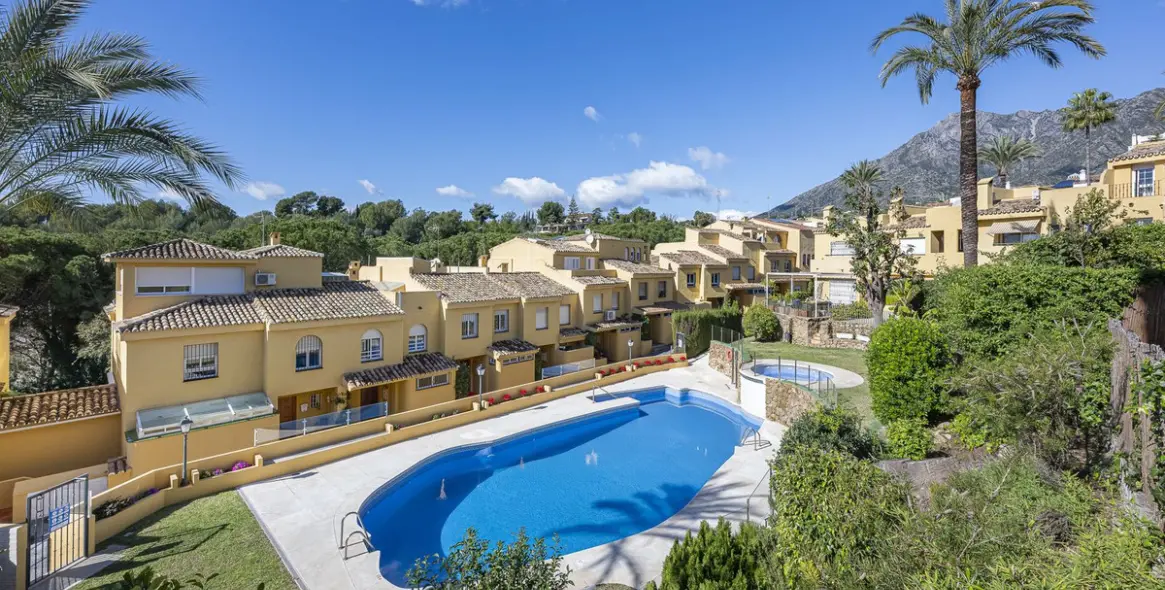 Продажа дома на две семьи в Marbella 1