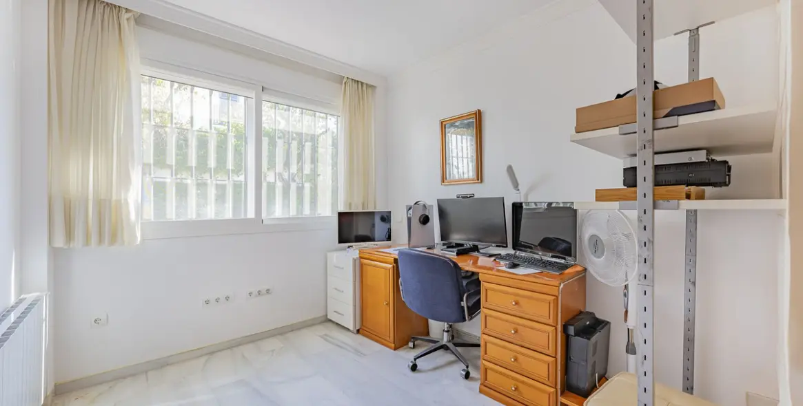 Продажа дома на две семьи в Marbella 10