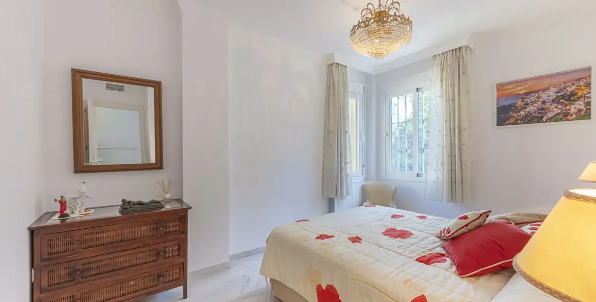 Продажа дома на две семьи в Marbella 12