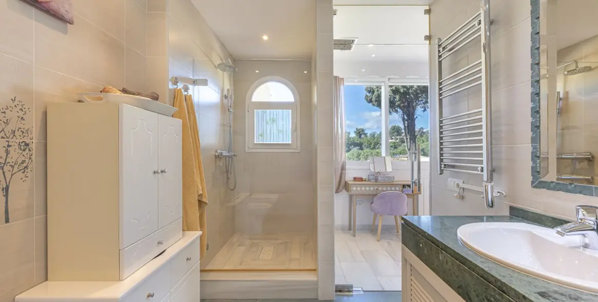 Продажа дома на две семьи в Marbella 16