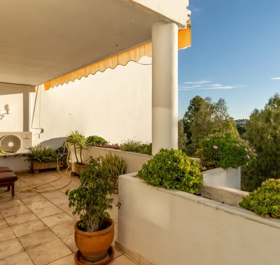 Продажа апартаментов на первом этаже в Guadalmina Alta