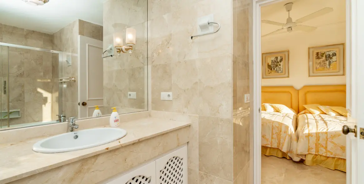 Продажа апартаментов на первом этаже в Guadalmina Alta 23