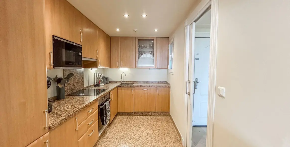 Продажа апартаментов на среднем этаже в Estepona 12