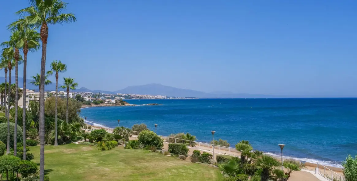 Продажа апартаментов на среднем этаже в Estepona 22