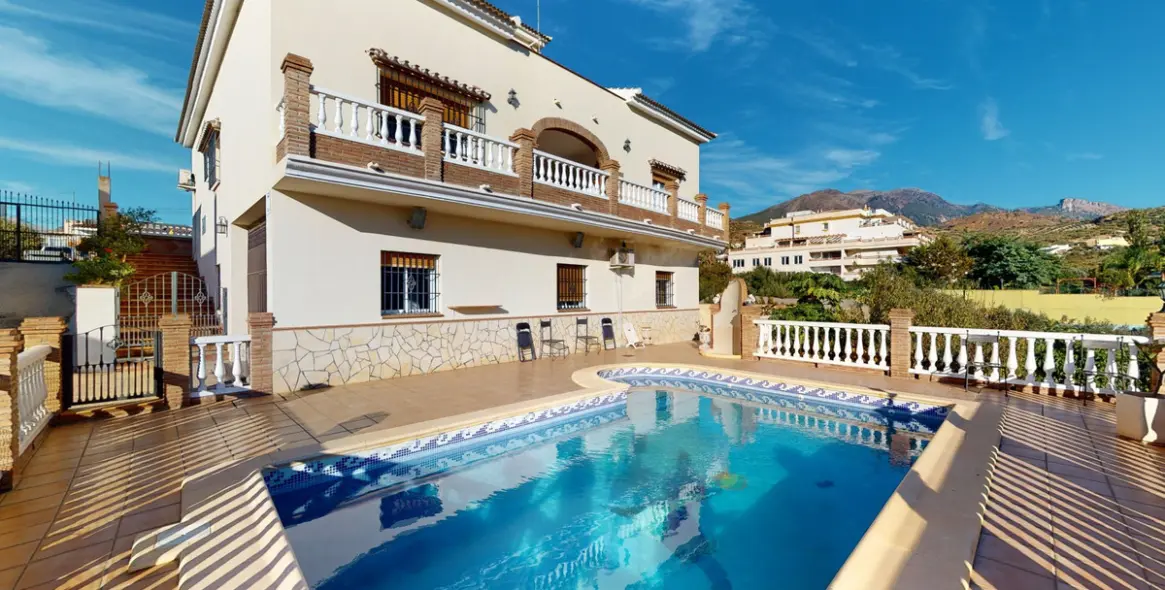 Sale of detached villa in Alcaucín 1