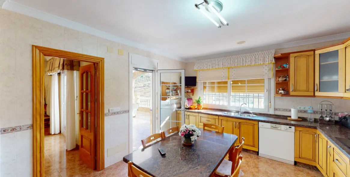 Продажа  отдельно стоящей виллы в Alcaucín 23