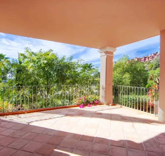 Sale of middle floor apartment in Monte Halcones