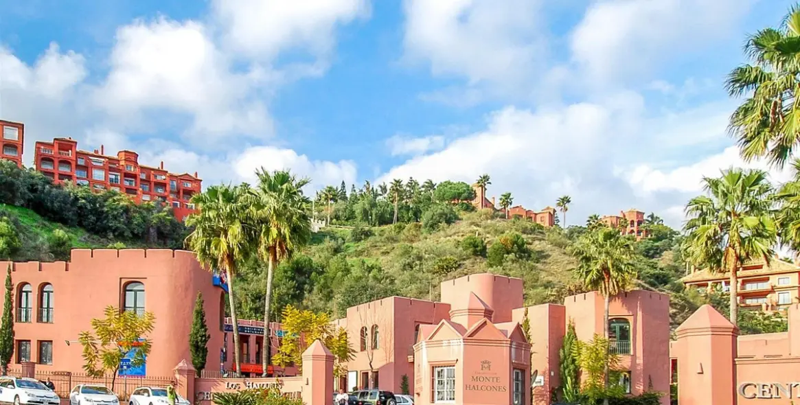 Sale of middle floor apartment in Monte Halcones 2