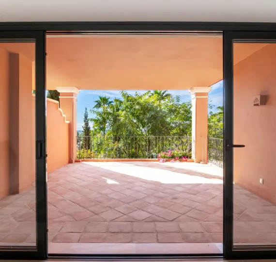 Sale of middle floor apartment in Monte Halcones