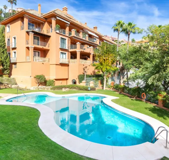 Sale of middle floor apartment in Monte Halcones