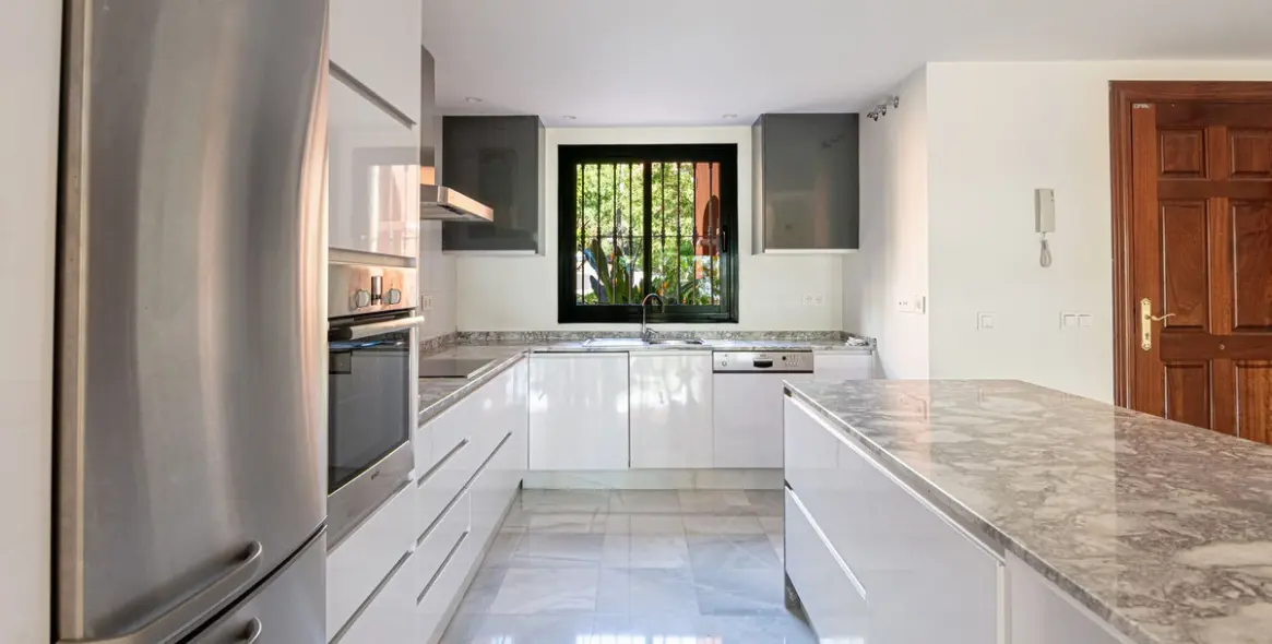 Sale of middle floor apartment in Monte Halcones 8