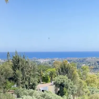 Venta de apartamento en planta media en Monte Halcones