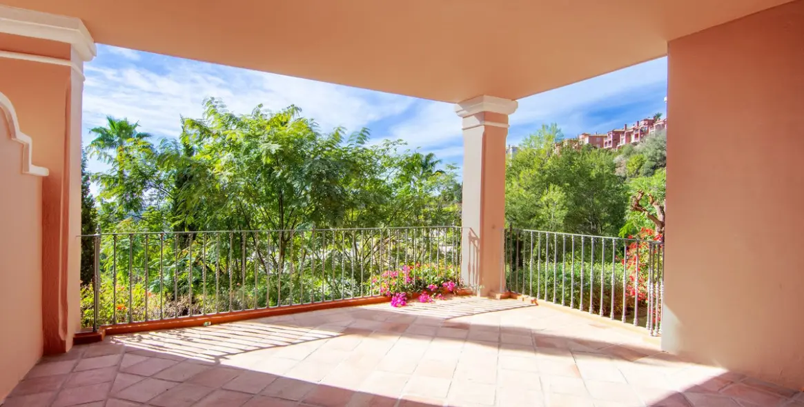 Продажа апартаментов на среднем этаже в Monte Halcones 2