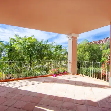 Venta de apartamento en planta media en Monte Halcones