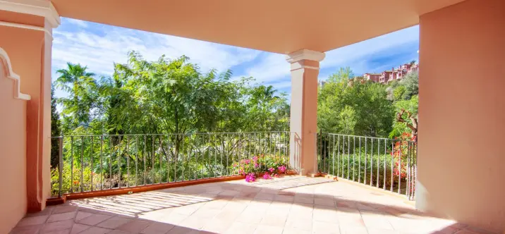 Venta de apartamento en planta media en Monte Halcones 1