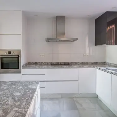 Venta de apartamento en planta media en Monte Halcones