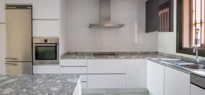 Venta de apartamento en planta media en Monte Halcones 3