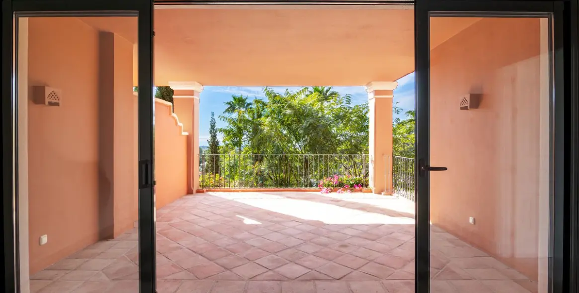 Продажа апартаментов на среднем этаже в Monte Halcones 5