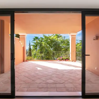 Venta de apartamento en planta media en Monte Halcones