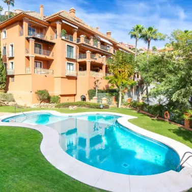 Venta de apartamento en planta media en Monte Halcones