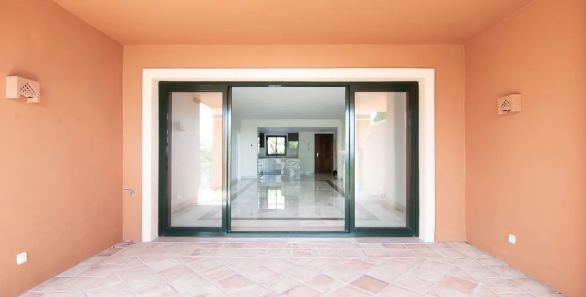 Продажа апартаментов на среднем этаже в Monte Halcones 9