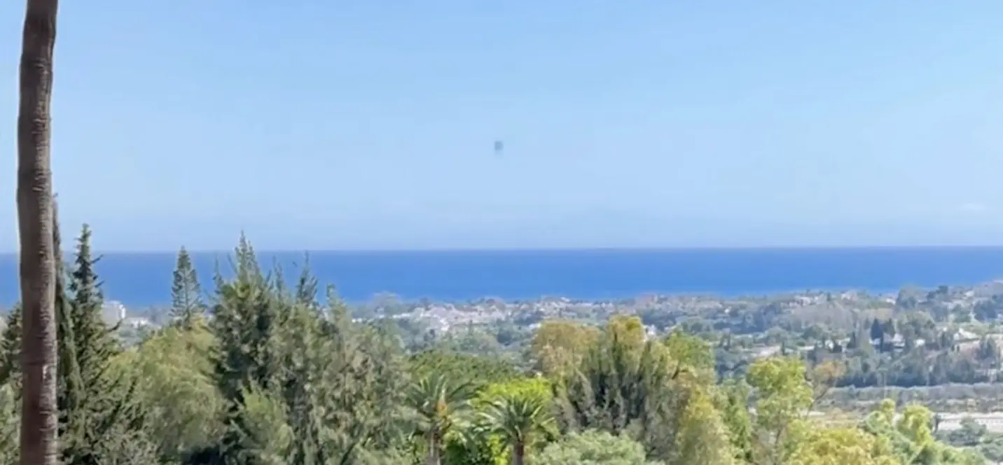 Venta de apartamento en planta media en La Quinta 1