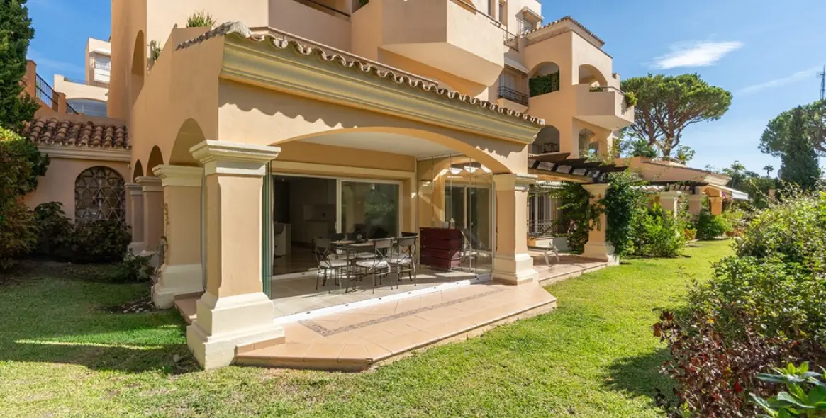 Sale of ground floor apartment in Elviria 12