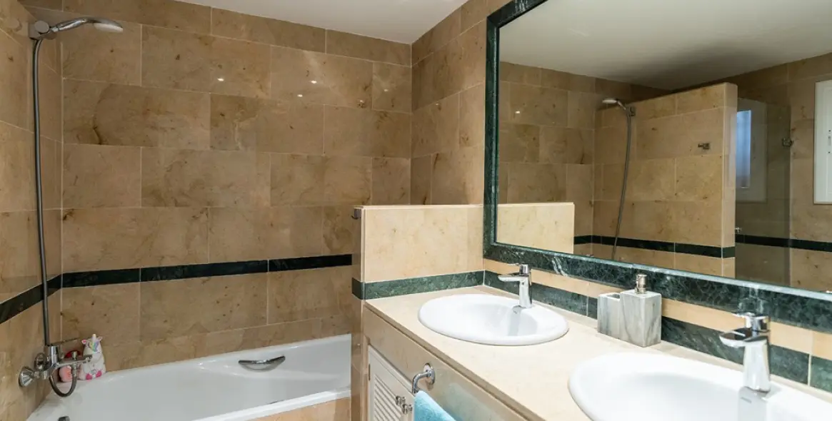 Sale of ground floor apartment in Elviria 16