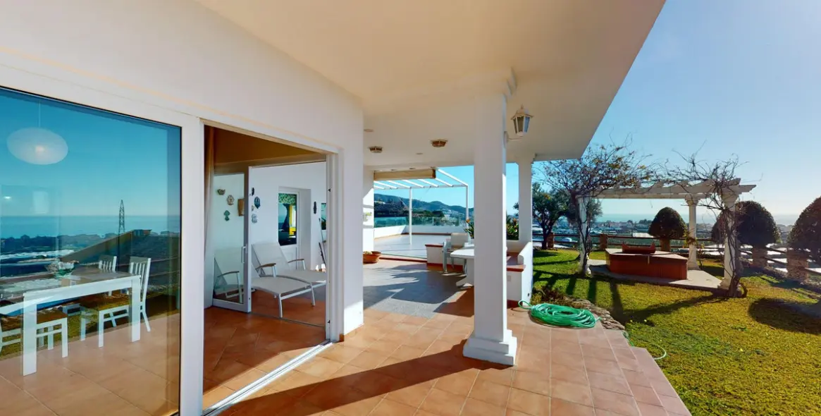 Продажа  отдельно стоящей виллы в Torrox 46