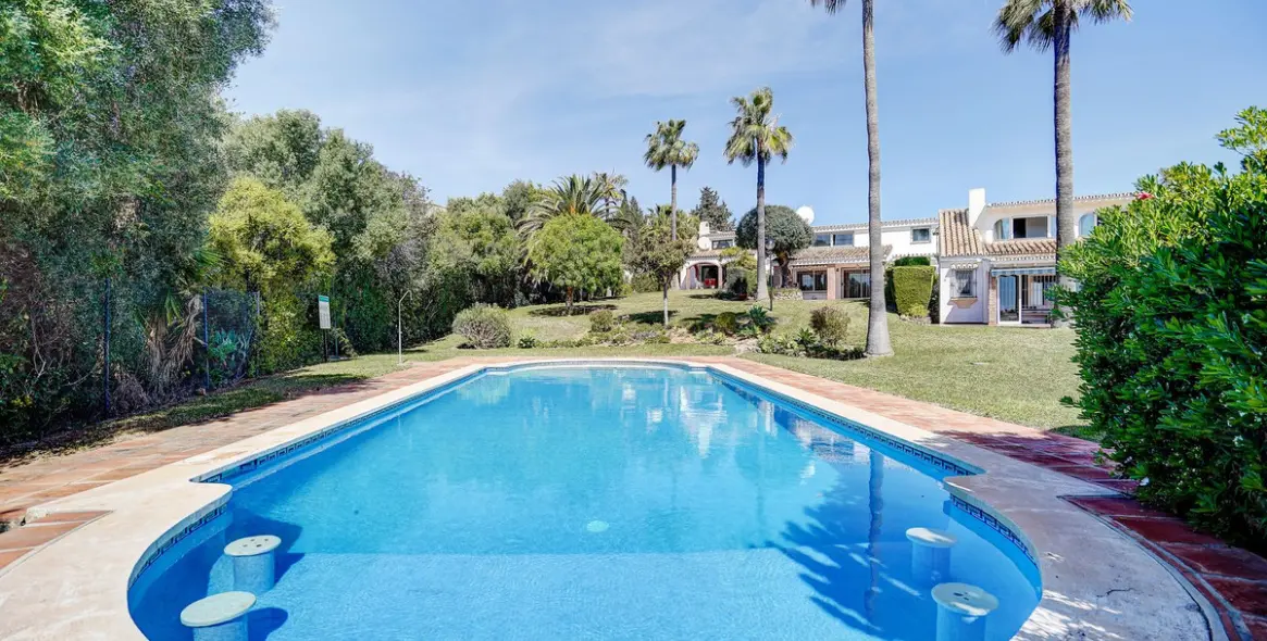 Продажа  отдельно стоящей виллы в Calahonda 1