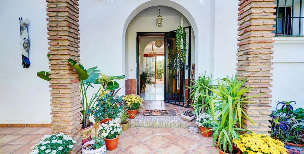 Продажа  отдельно стоящей виллы в Calahonda 4