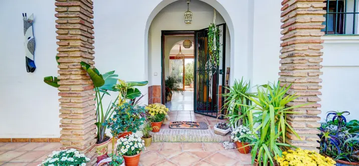 Продажа  отдельно стоящей виллы в Calahonda 3