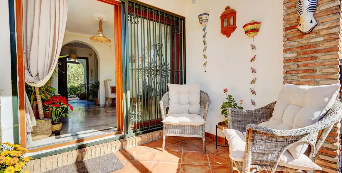 Продажа  отдельно стоящей виллы в Calahonda 9